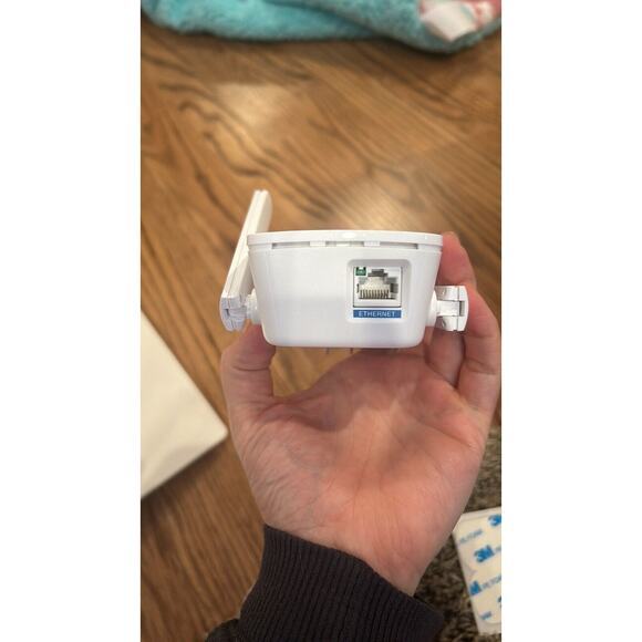 Linksys RE6300 WiFi Range Extender - Picture 3 of 4